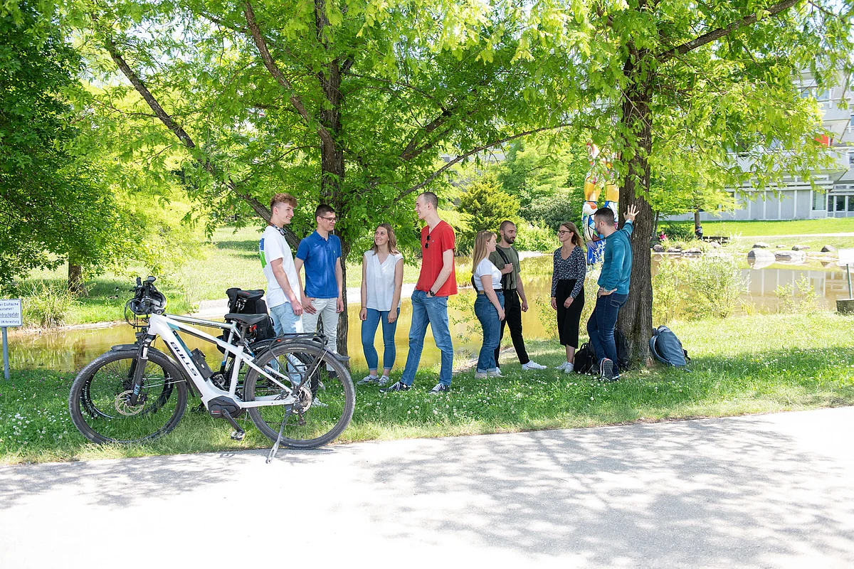 Studierende auf der Wiese