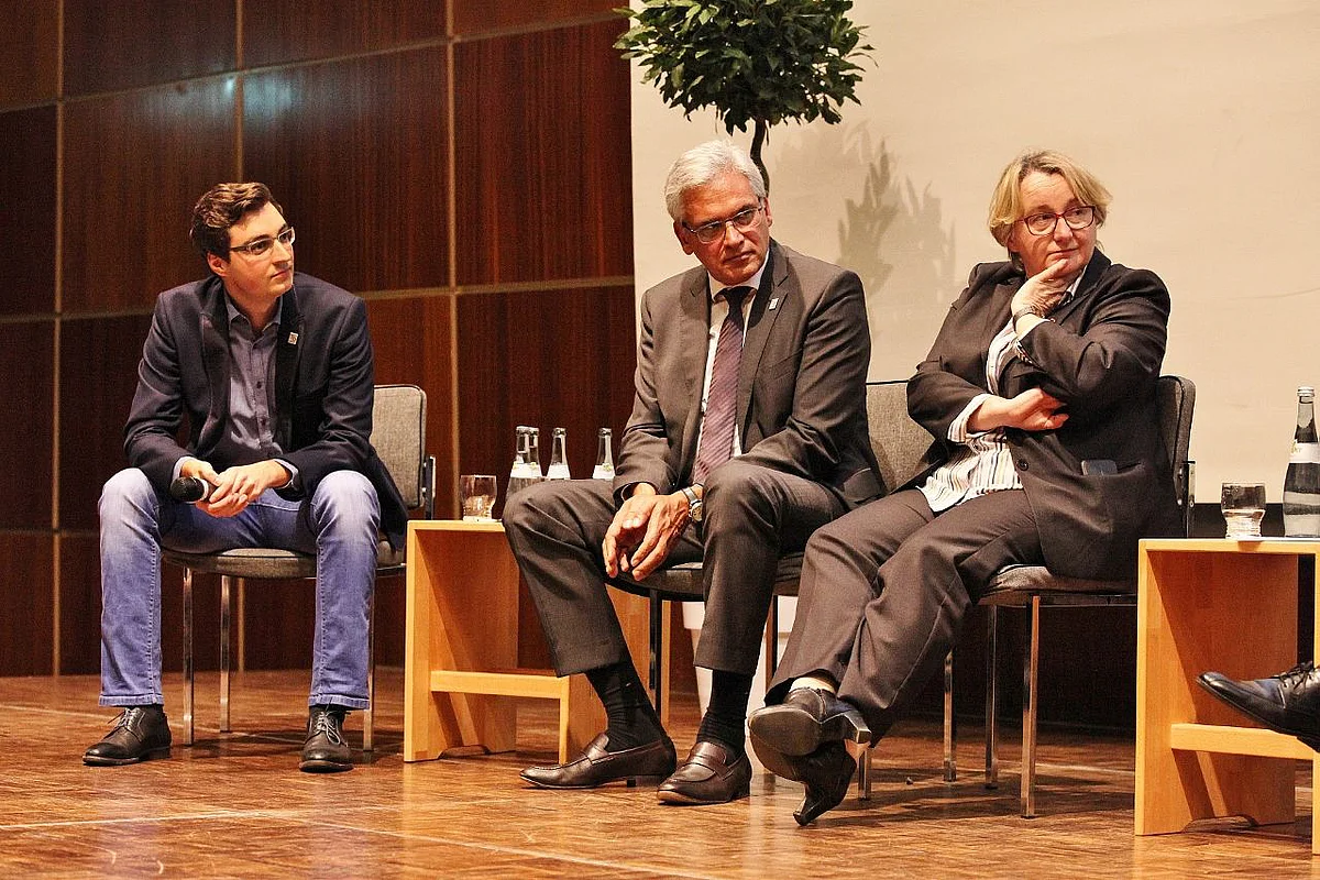 v.l.: Tobias Dlugosch, Gunter Czisch und Theresia Bauer 