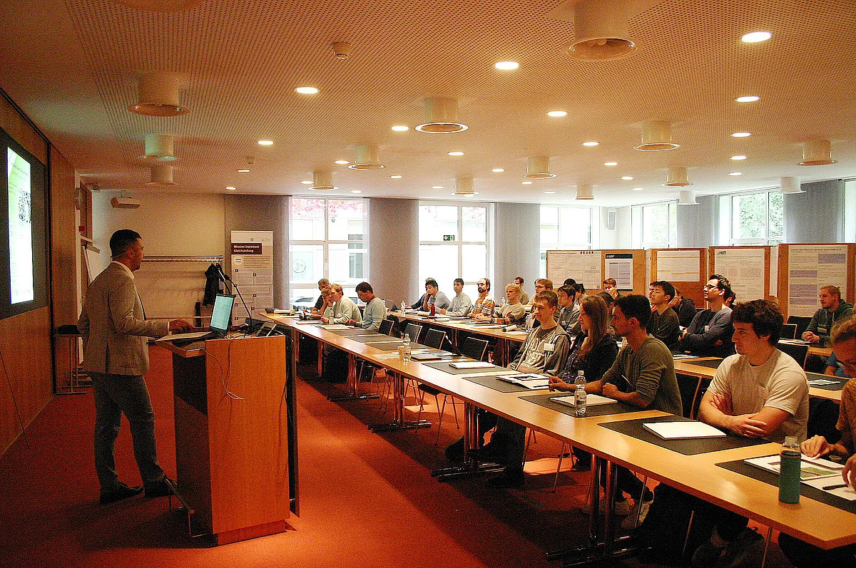 Prof. Evgeny Spodarev begrüßt die Teilnehmerinnen und Teilnehmer der Deutsch-Japanischen Herbstschule 