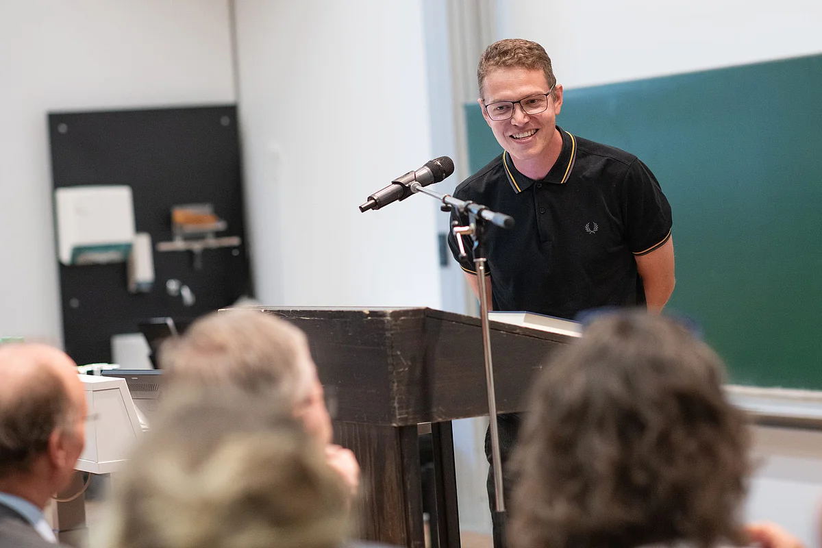 Personalratsvorstandsmitglied Moritz Biber am Rednerpult