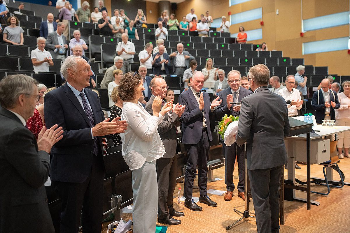 Ein Hörsaal voller applaudierender Menschen