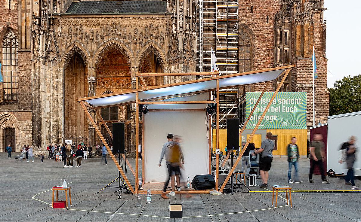 Aufbau des Qube vor dem Ulmer Münster. Bild: Luca Linder / Qube