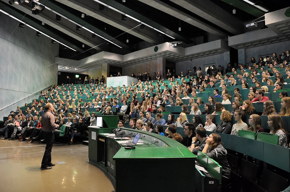 Präsident Prof. Michael Weber bei der Begrüßung der neuen Studierenden im WS 2015/16
