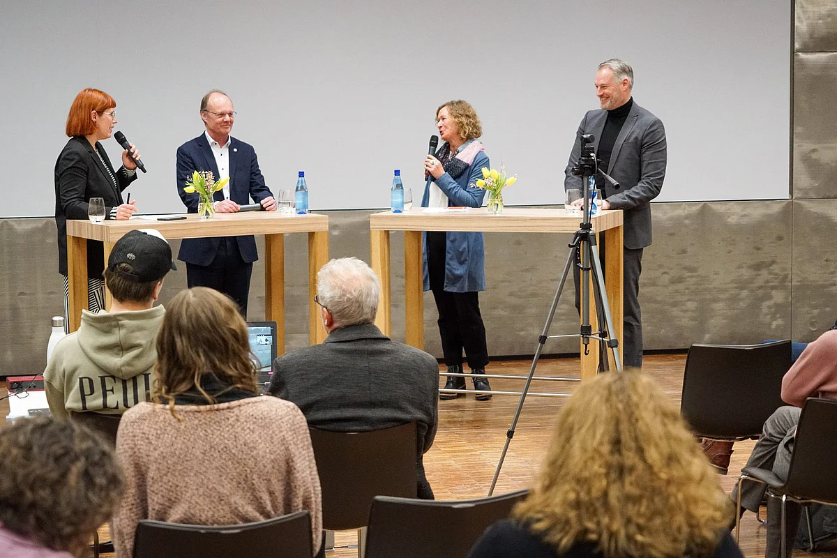 Podium mit Teilnehmenden 