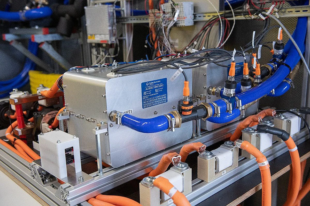 Der Prüfstand bildet das Zusammenspiel von Leistungselektronik, elektrischen Verbindungen und Kühlung unter realitätsnahen Bedingungen ab