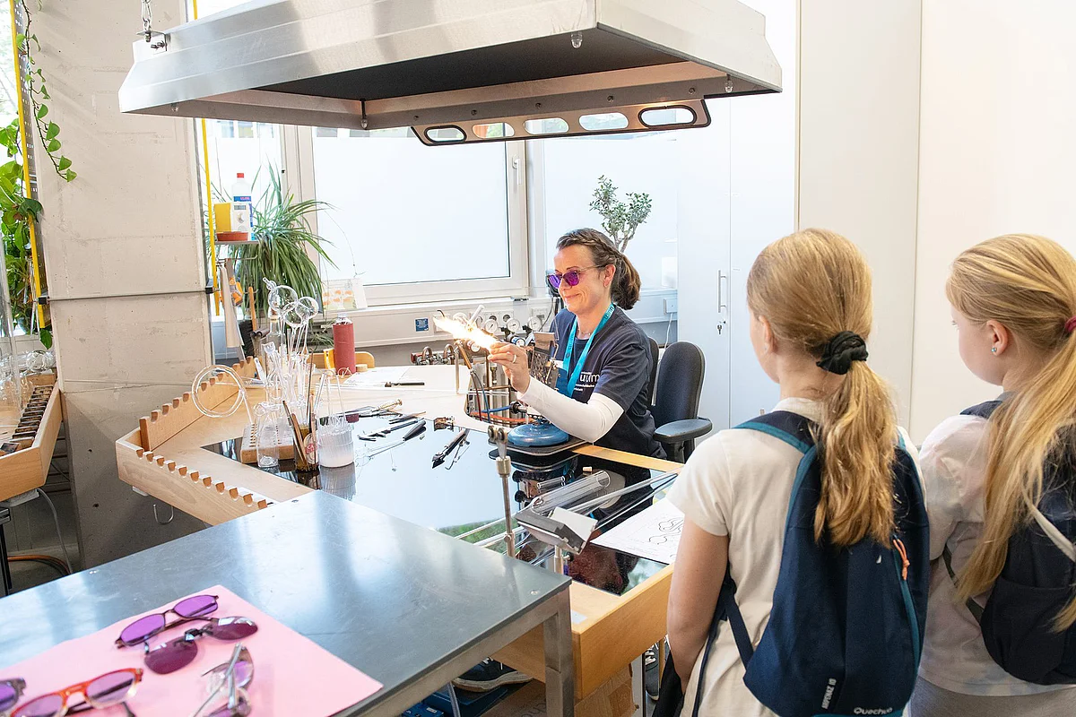 In der Glasbläserei der Wissenschaftlichen Werkstatt  
