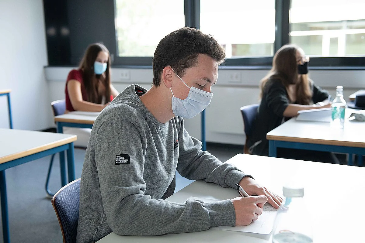 Studierende mit Maske