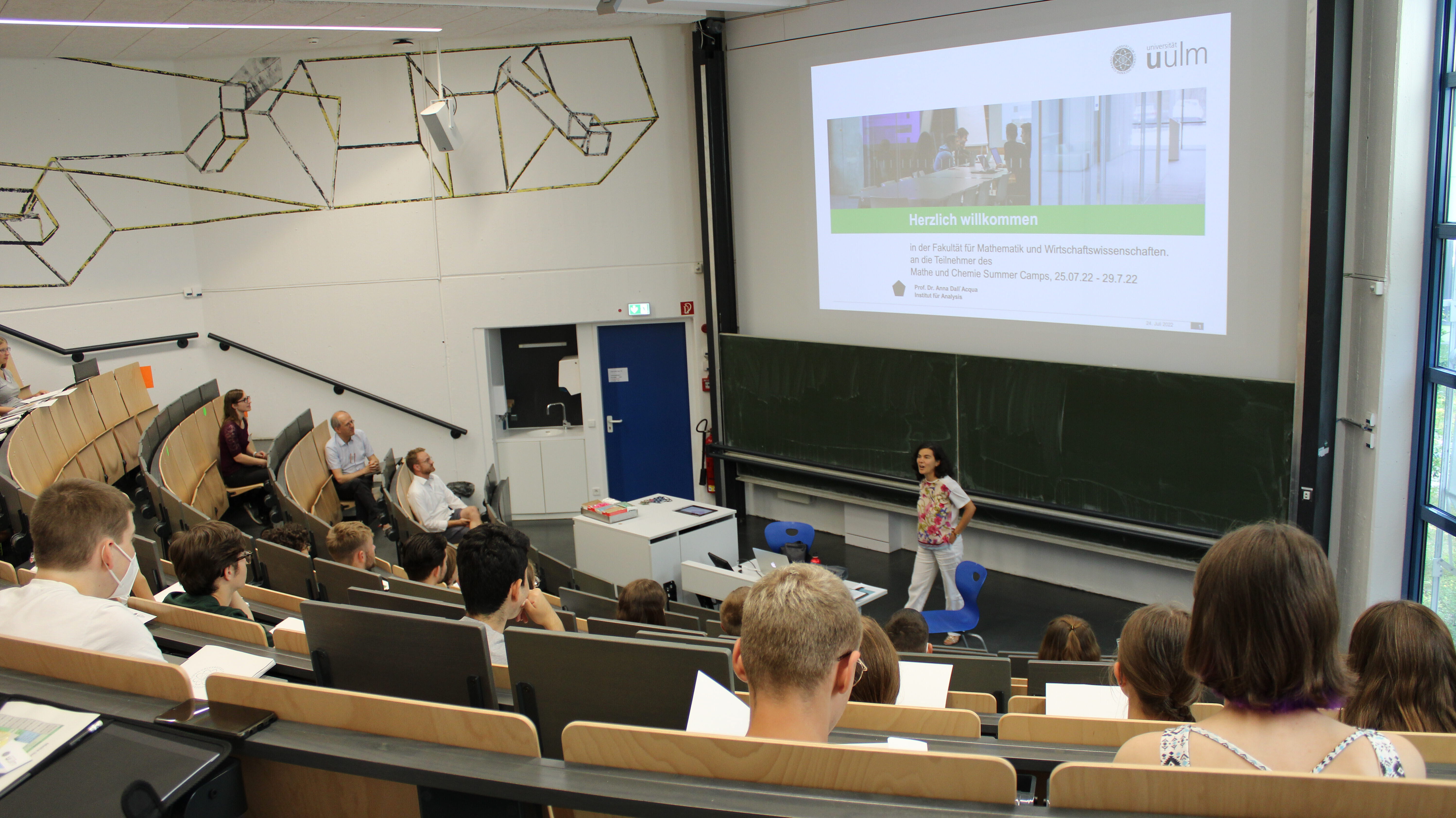 Fr. Prof. Dr. Dall'Acqua stellt im Hörsaal die Mathematischen Studiengänge der Fakultät Mathematik und Wirtschaftswissenschaften vor