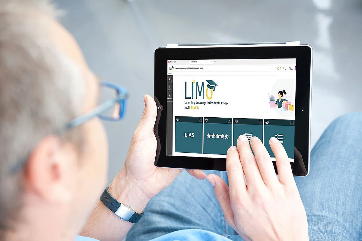 Berufstätiger lernt am Tablet-PC
