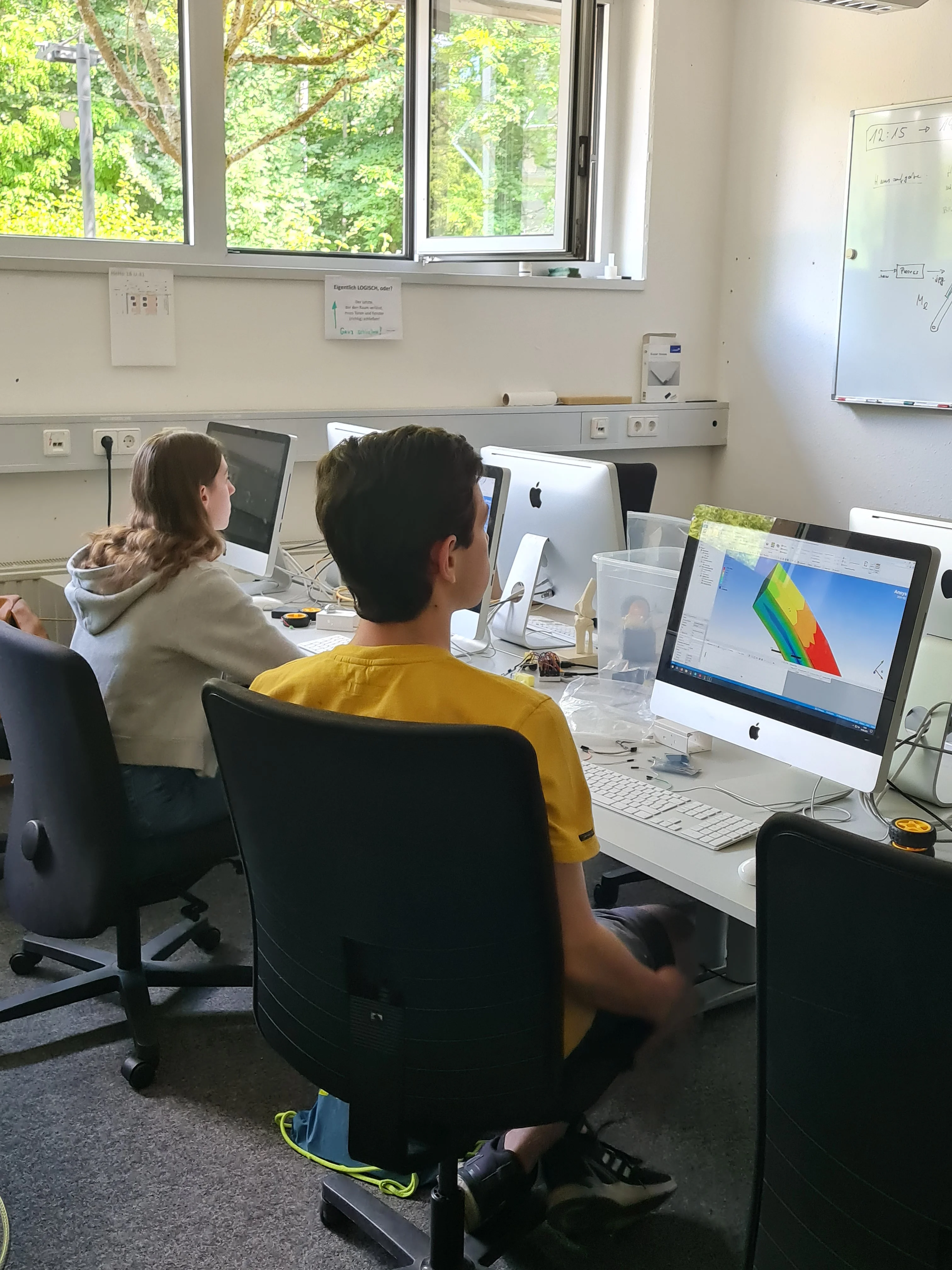 Schüler sitzen vor dem Rechner und bearbeiten ein Projekt im Rahmen des Bogy Praktikums