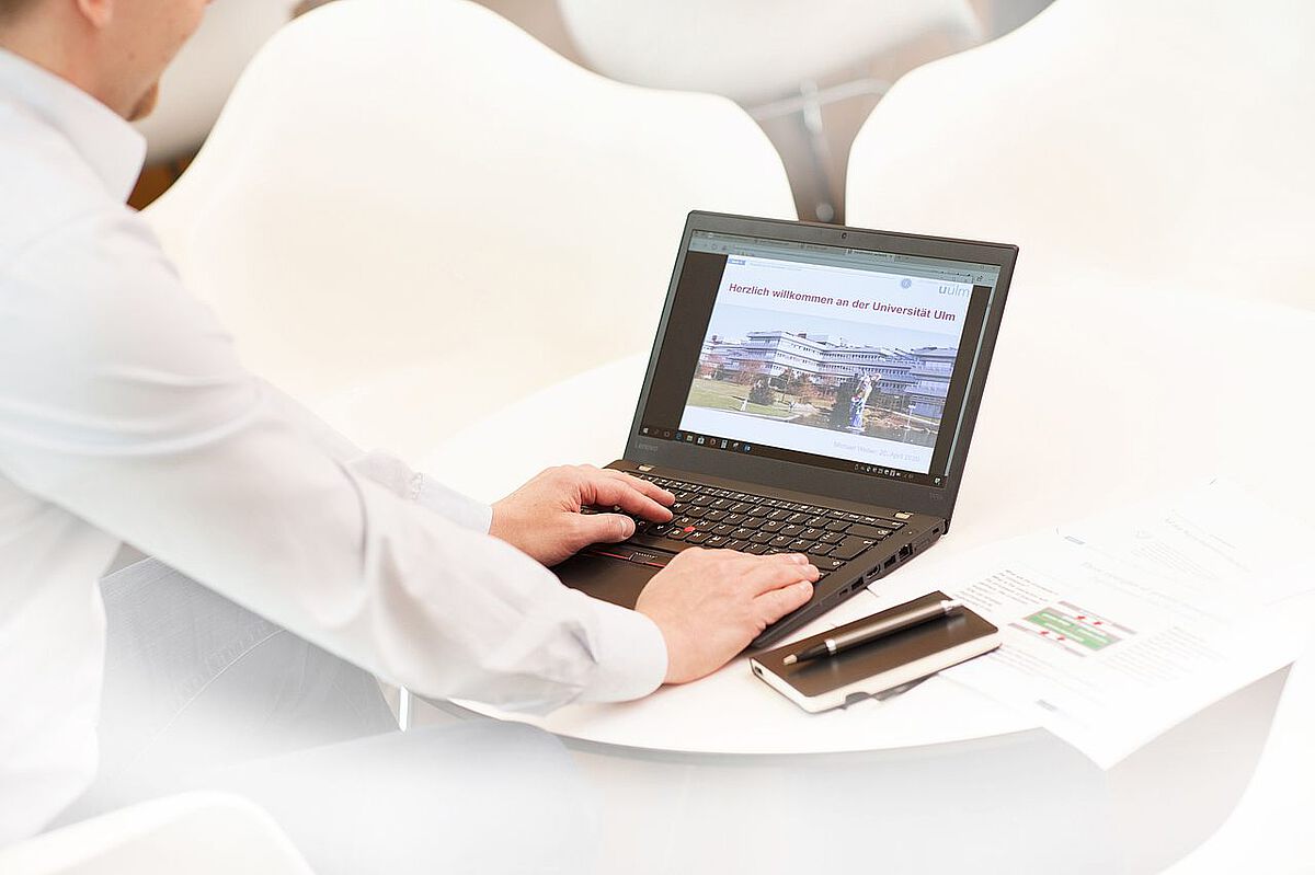 Schüler mit Laptop