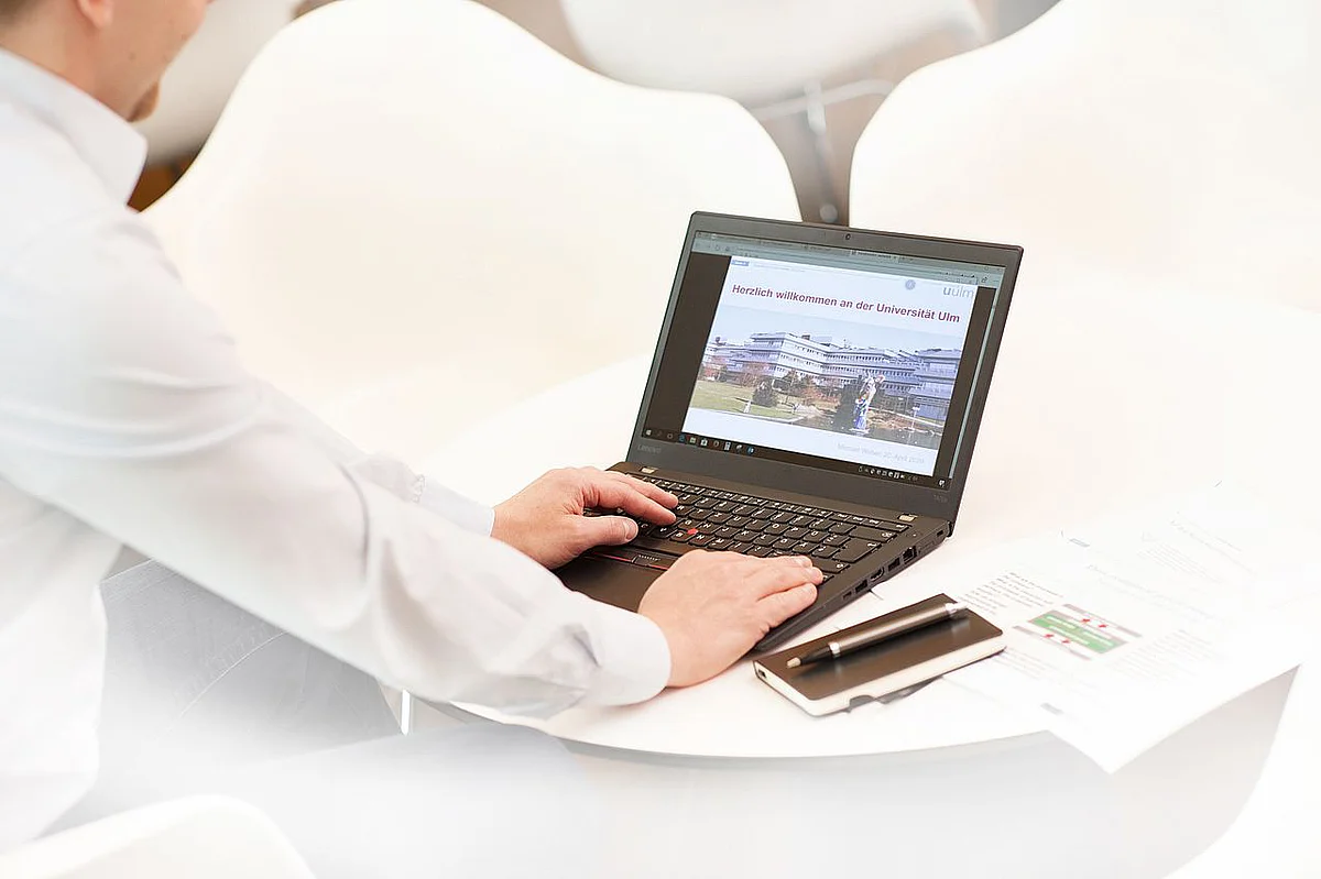Schüler mit Laptop