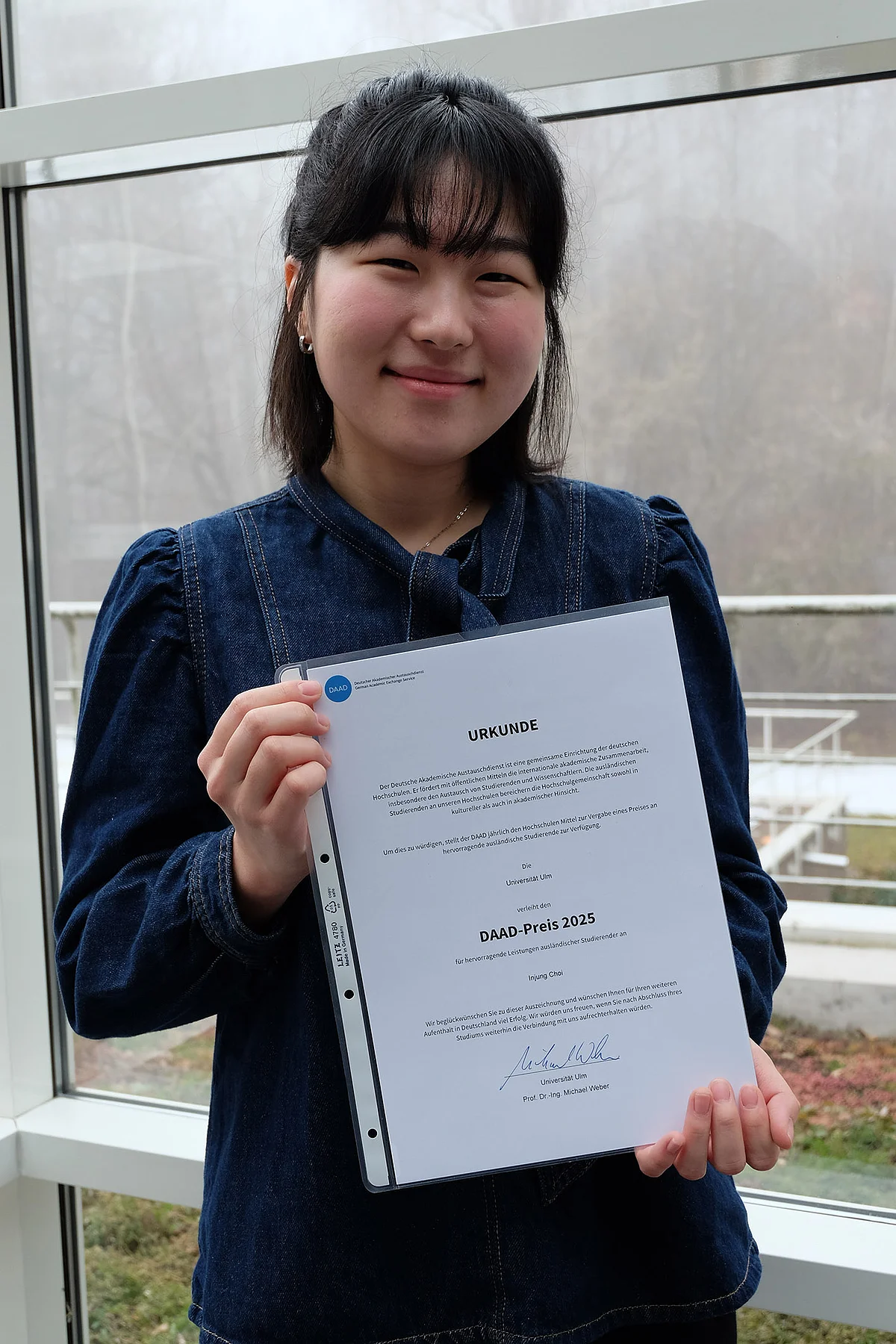 Injung Choi mit DAAD-Preis-Urkunde 