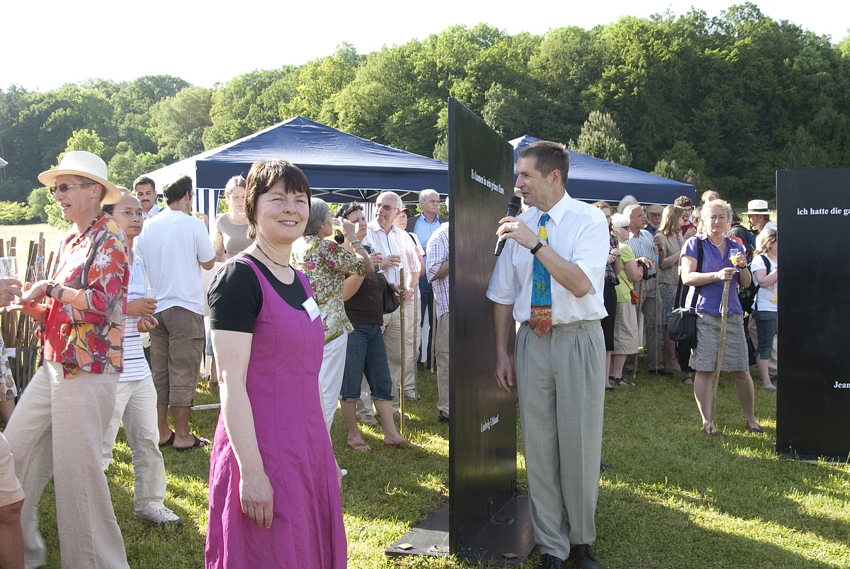 Wegweiser führen durch die Ausstellung der Konzept-Künstlerin Dr. Marlies Obier 
Am „Literarischen Ort“ stärkten sich die Besucher der Ausstellungseröffnung „Was ich in meinem Garten fand“ mit Sekt und Knabbereien. 