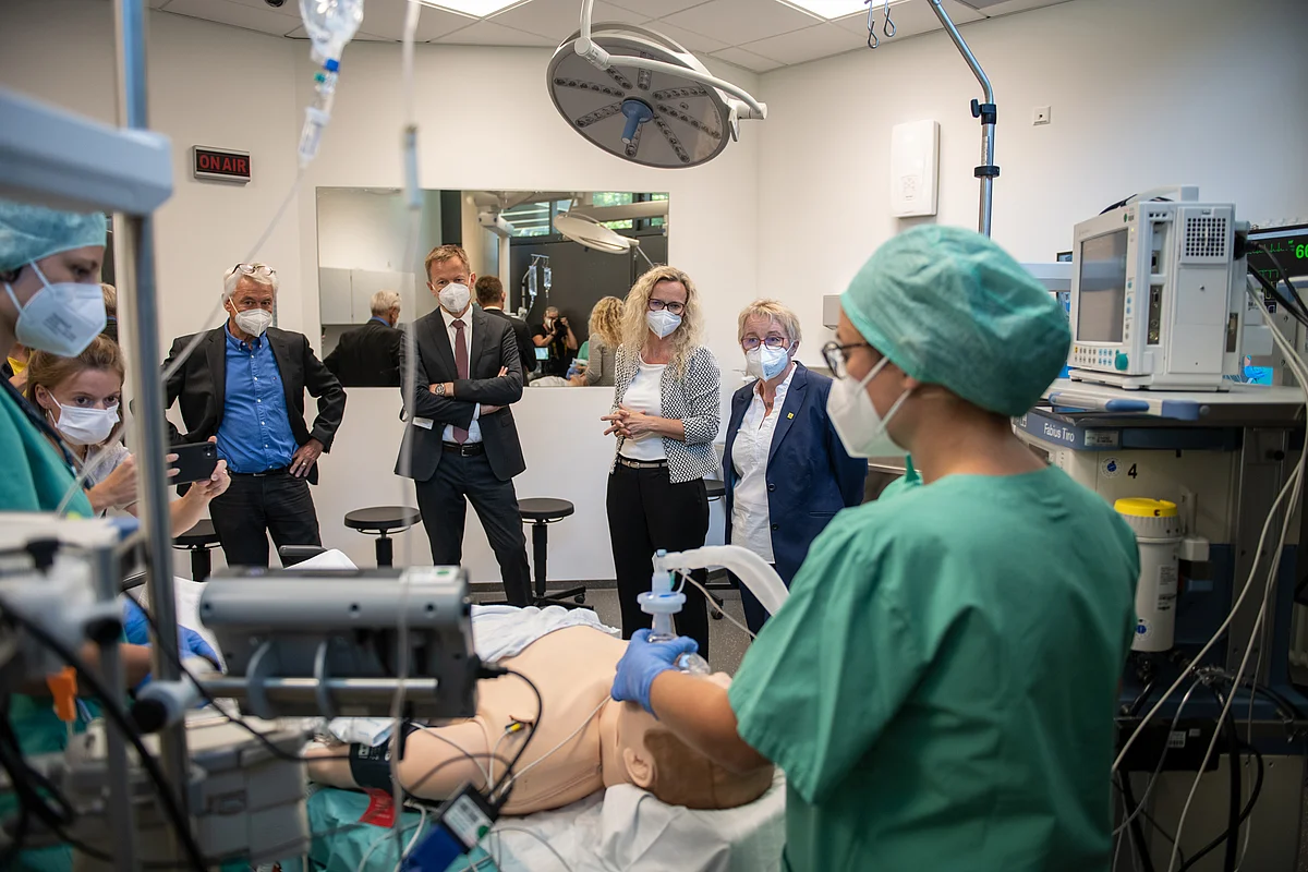(v.l.) Prof. Thomas Wirth, Dekan der Medizinischen Fakultät, Prof. Udo X. Kaisers, Leitender Ärztlicher Direktor und Vorstandsvorsitzender des Uniklinikums, Prof. Bettina Jungwirth, Direktorin der Klinik für Anästhesiologie und Ministerin Theresia Bauer