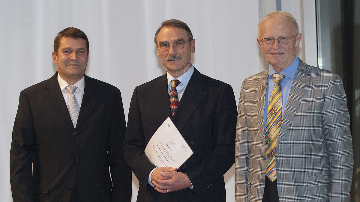 Freude über die Seniorprofessur für Prof. Peter Reineker (Mitte) auch bei Prof. Dieter Röß, Vorstand der Heraeus-Stiftung (rechts), und Prof. Peter Bäuerle, Vizepräsident Forschung