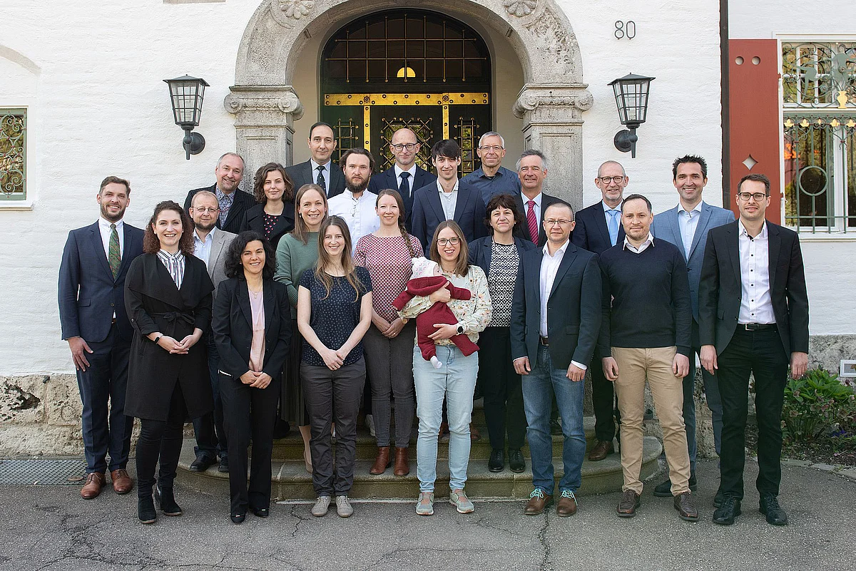 Gruppenbild vor der Villa