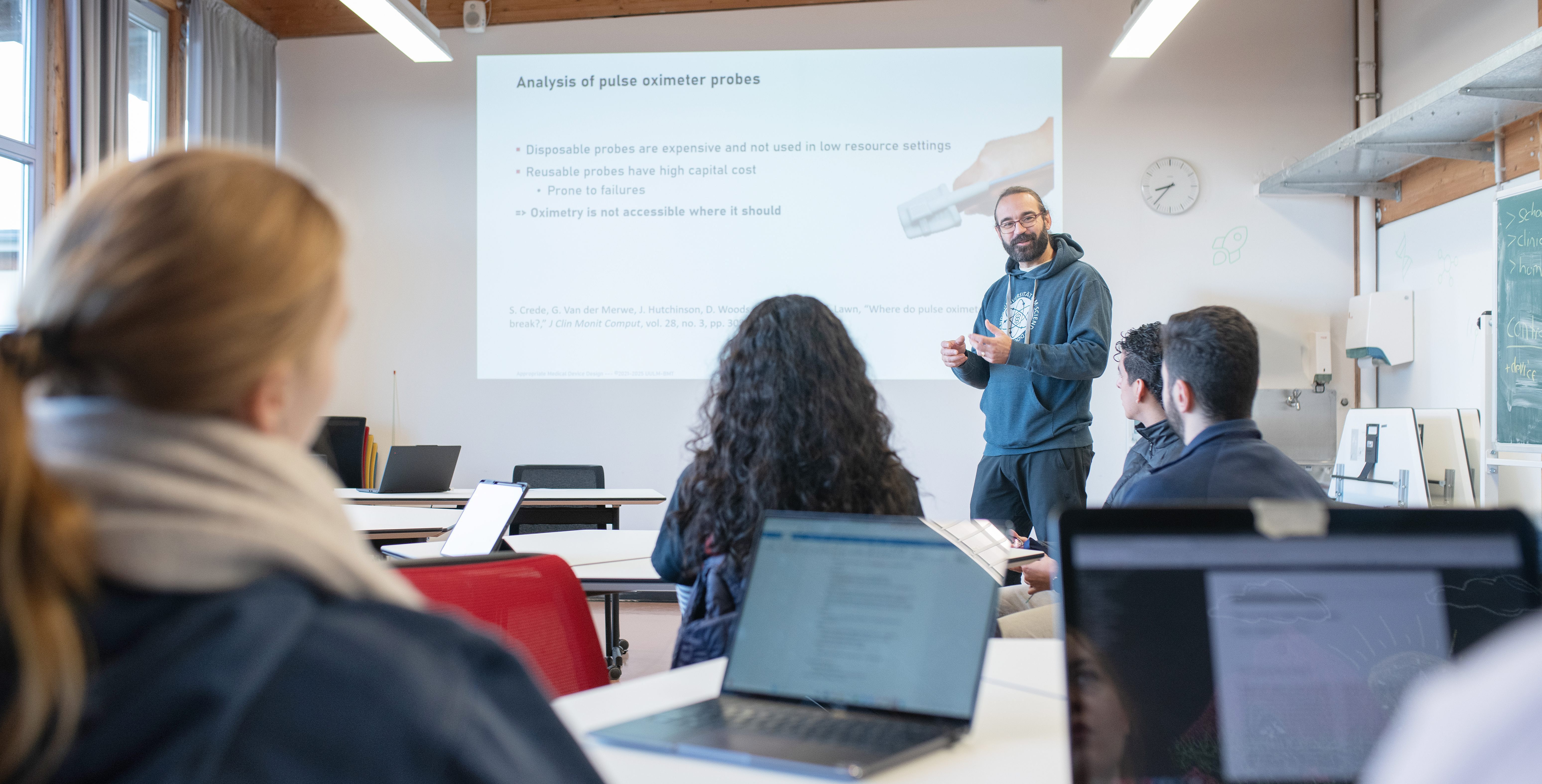 Professor unterrichtet Studierende