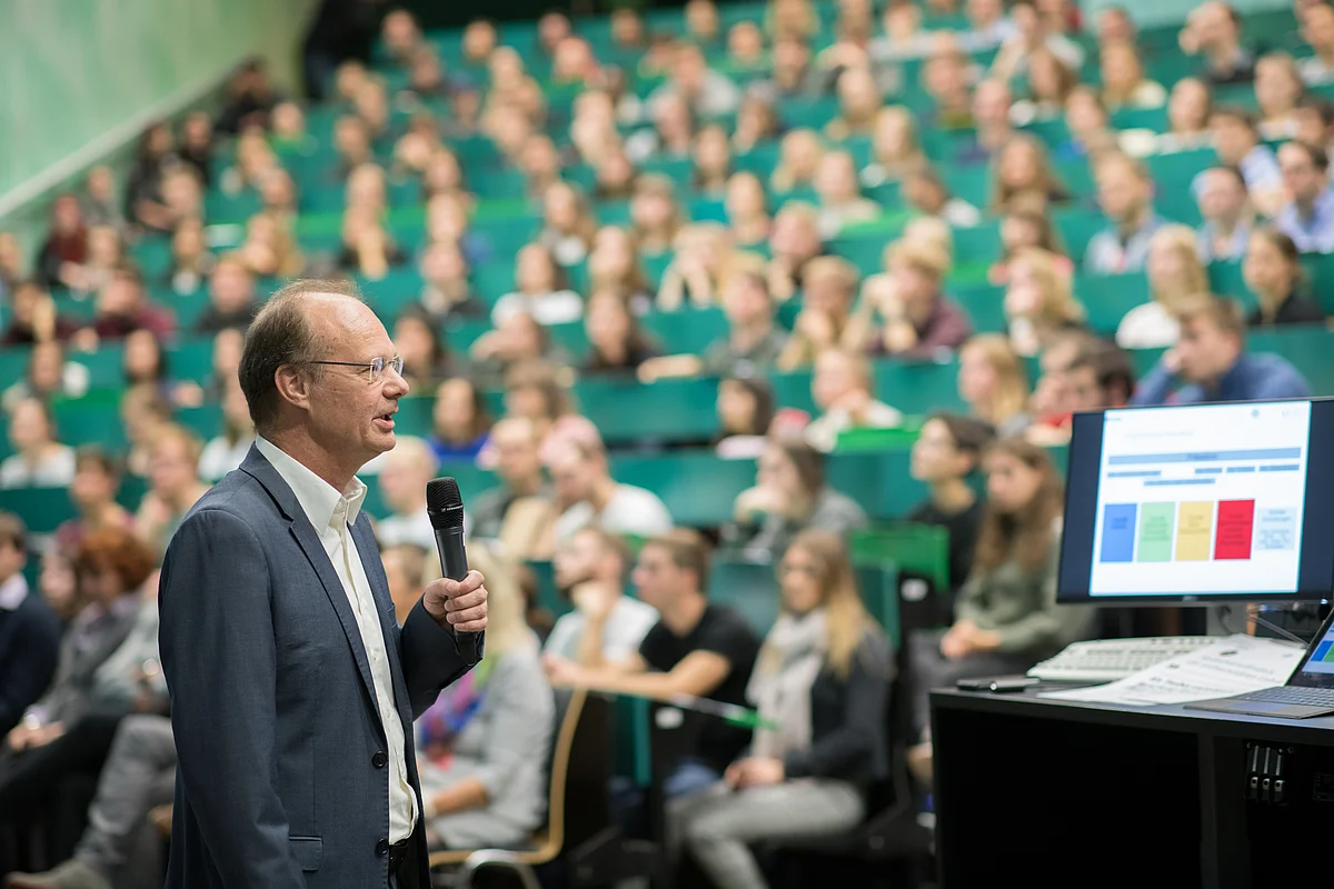Prof. Michael Weber im Hörsaal