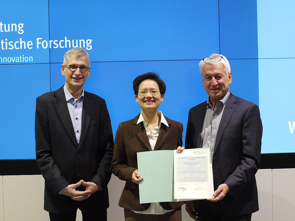 Prof. Seufferlein und Prof. Wirth übergeben eine Urkunde an Dr. Yuan-Na Lin (Mitte)