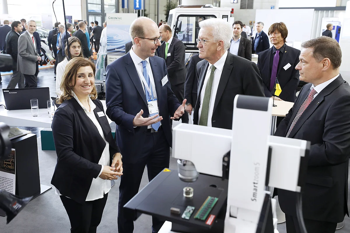 Ministerpräsident Kretschmann (Mitte) bei der HMI am Baden-Württemberg-Stand