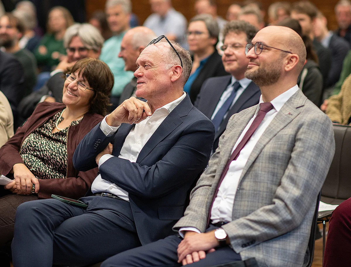 Erste Reihe: Ministerialdirektor Dr. Hans J. Reiter (Mitte) kam zur Auftaktveranstaltung nach Ulm. Neben ihm Prof. Olga Pollatos, Vizepräsidentin für Lehre der Universität Ulm, und Prof. Kim-Patrick Sabla-Dimitrov, Rektor der PH Schwäbisch Gmünd 