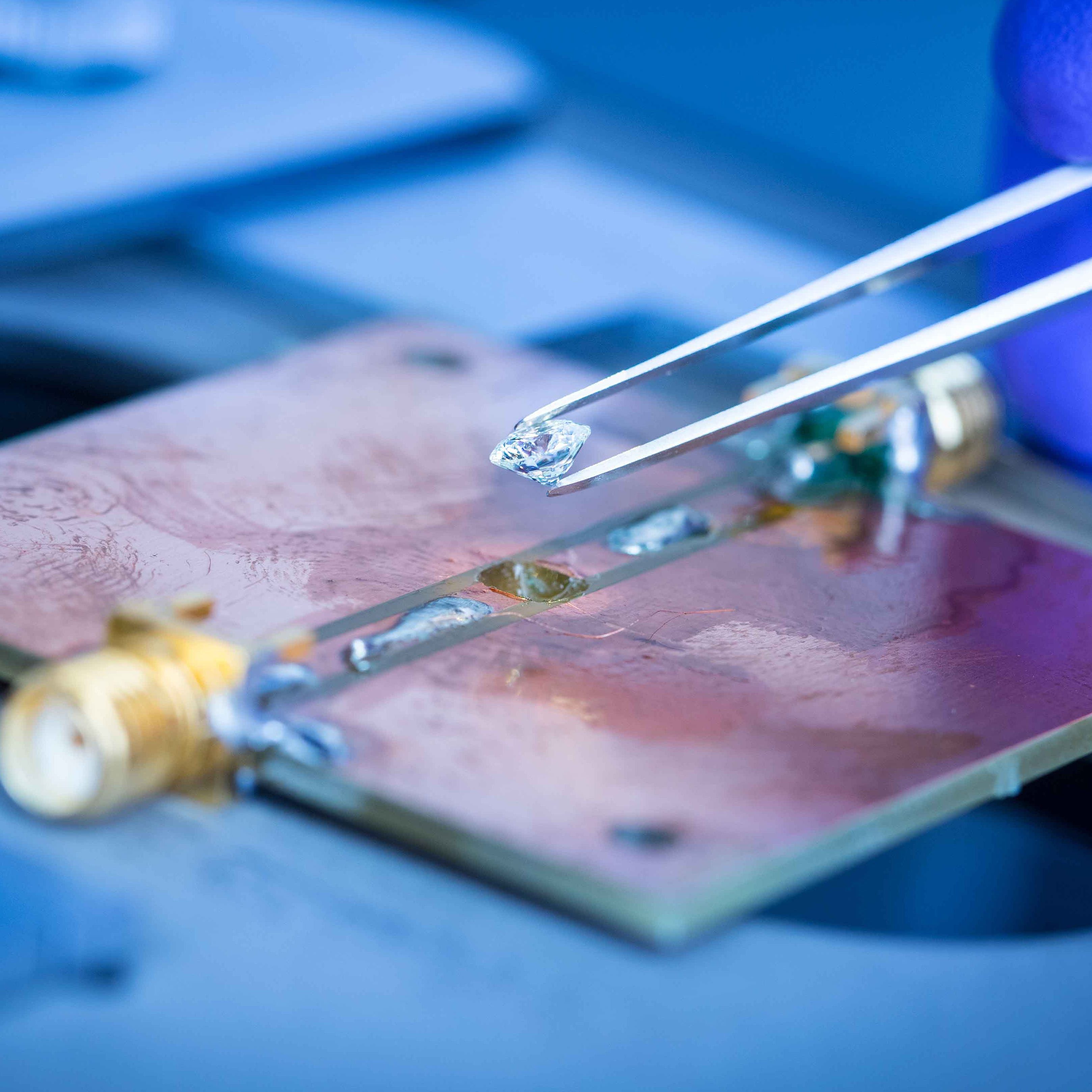 Diamond in quantum optics Diamond held with tweezers in a quantum optics lab for precise positioning