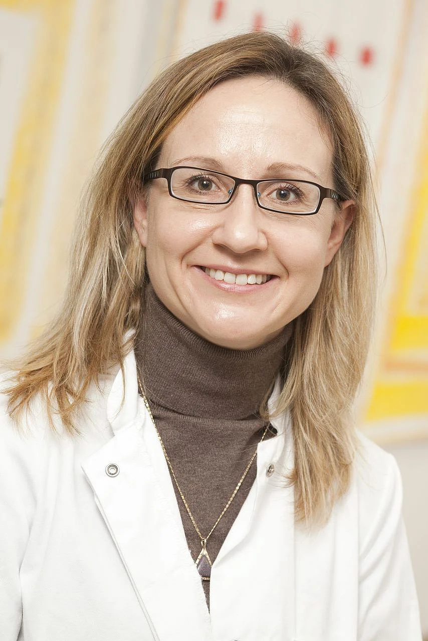 DIe Alzheimerforscherin Prof. Christine von Arnim (Bild) hat gemeinsam mit Dr. Angelika Rück und Dr. Björn von Einem ein innovatives optisches Verfahren entwickelt, das Stoffwechselprozesse in den Mitochondrien erstmals sichtbar macht (Foto: Uniklinikum