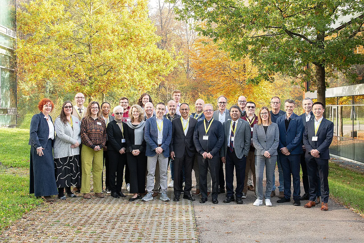 Gruppe vor herbstlich bunten Bäumen