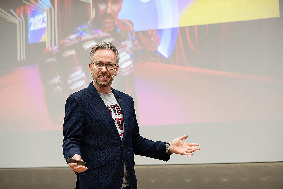 [Translate to English:] Der Superhero Science Communicator Dr. Barry W. Fitzgerald