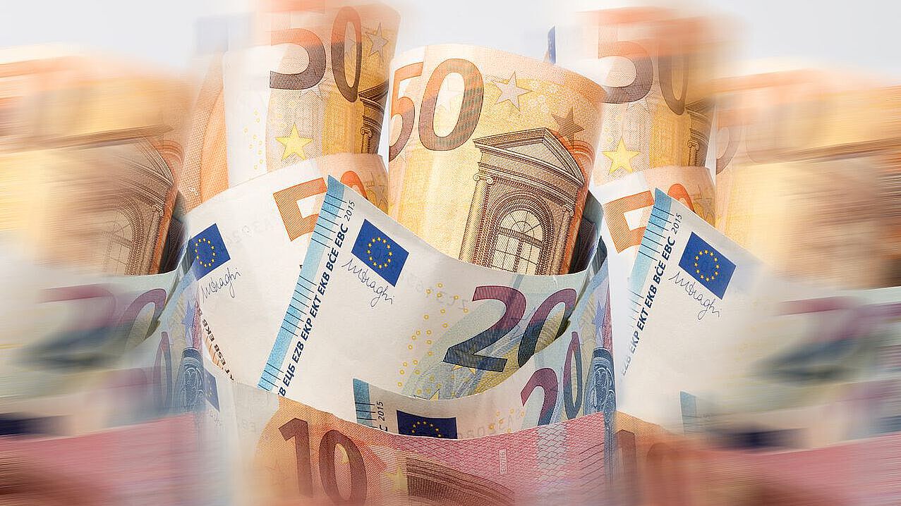 Studienfinanzierung Geldscheine auf einem Tisch