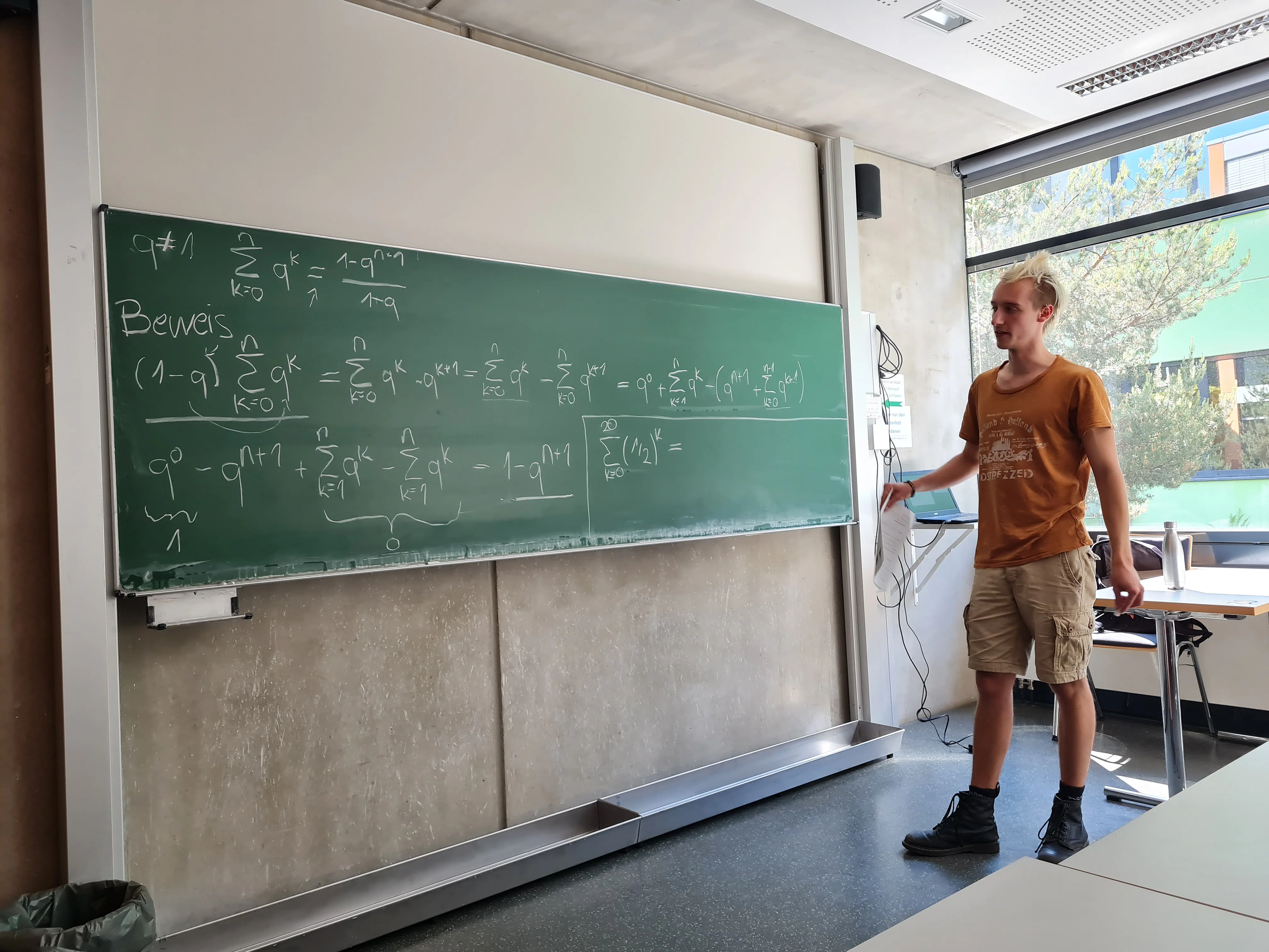 Tafel mit mathematischem Aufschrieb