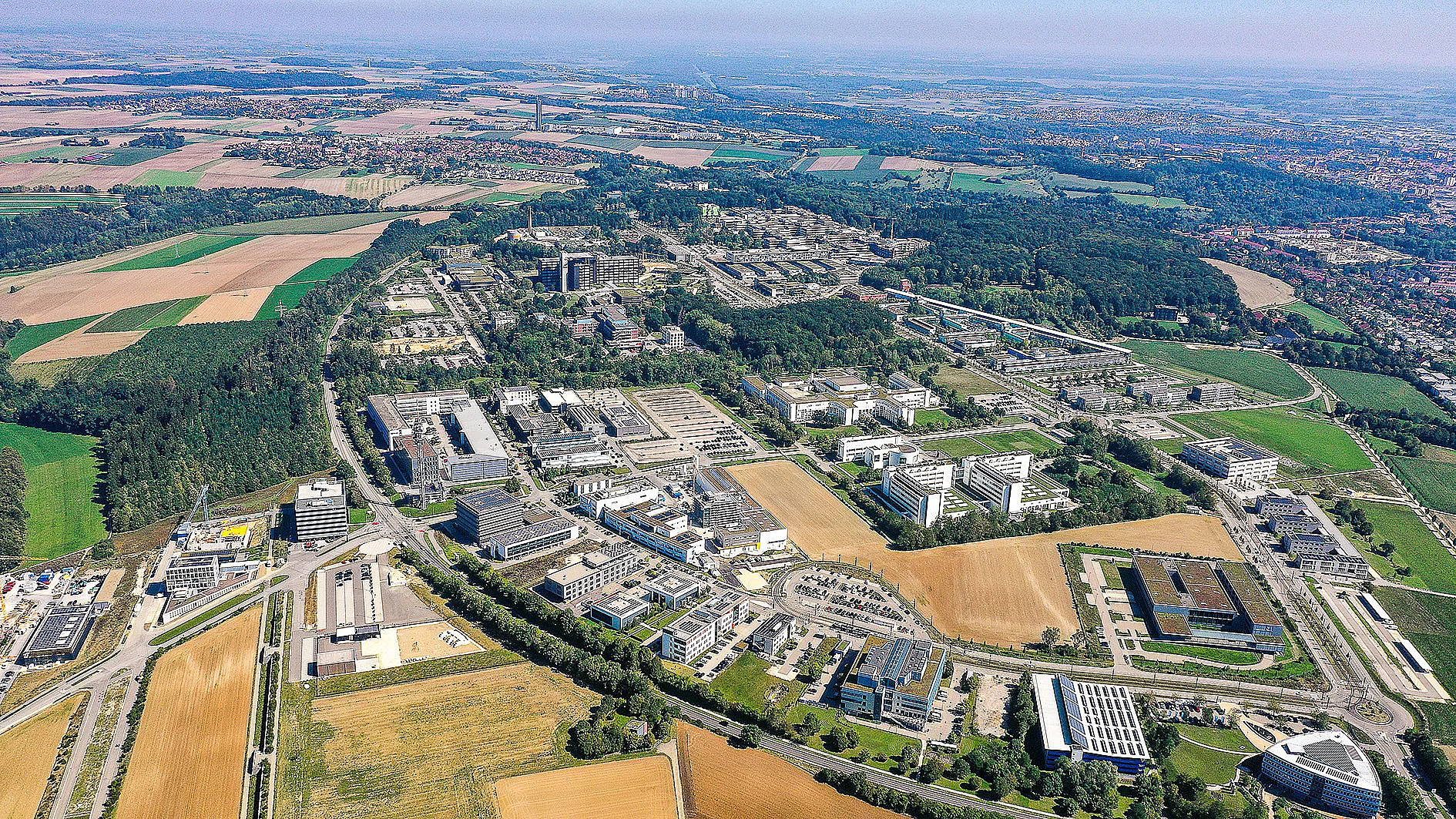 Luftaufnahme der Wissenschaftsstadt Ulm mit Campus und Forschungsgebäuden