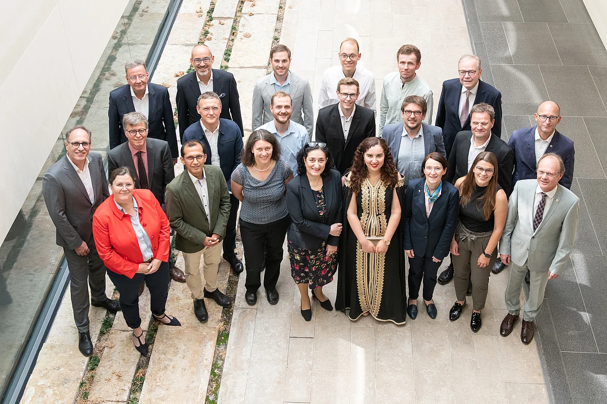 Gruppenbild mit ausgezeichneten Promovenden, den Gewinnern der Forschungsinkubatoren sowie den Ehrensenatoren
