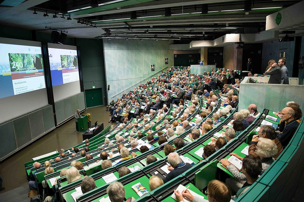 Voller Hörsaal bei der Herbstakademie