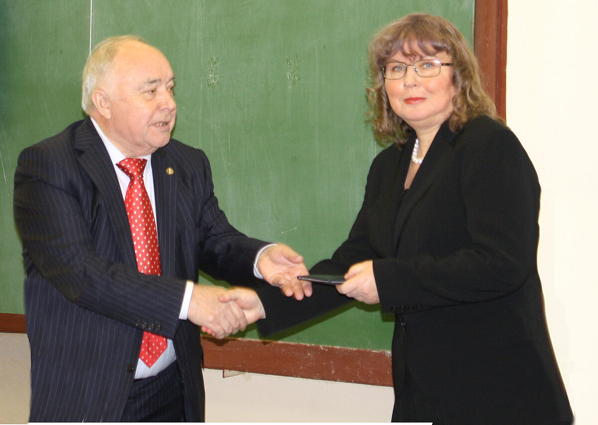 Prof. Valerii Lunin, Dekan der Chemischen Fakultät der Lomonossov-Universität Moskau, überreicht Dr. Natalja Vogt die Habiltitationsurkunde