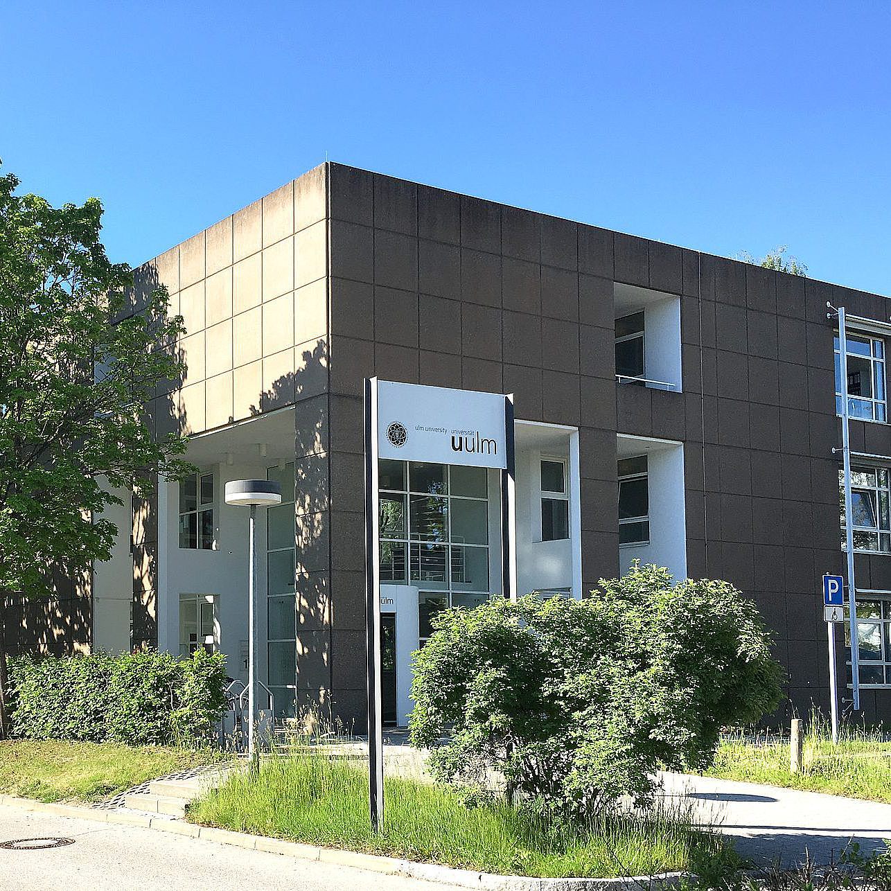 Exterior view of the Central University Administration, Helmholtzstraße 16