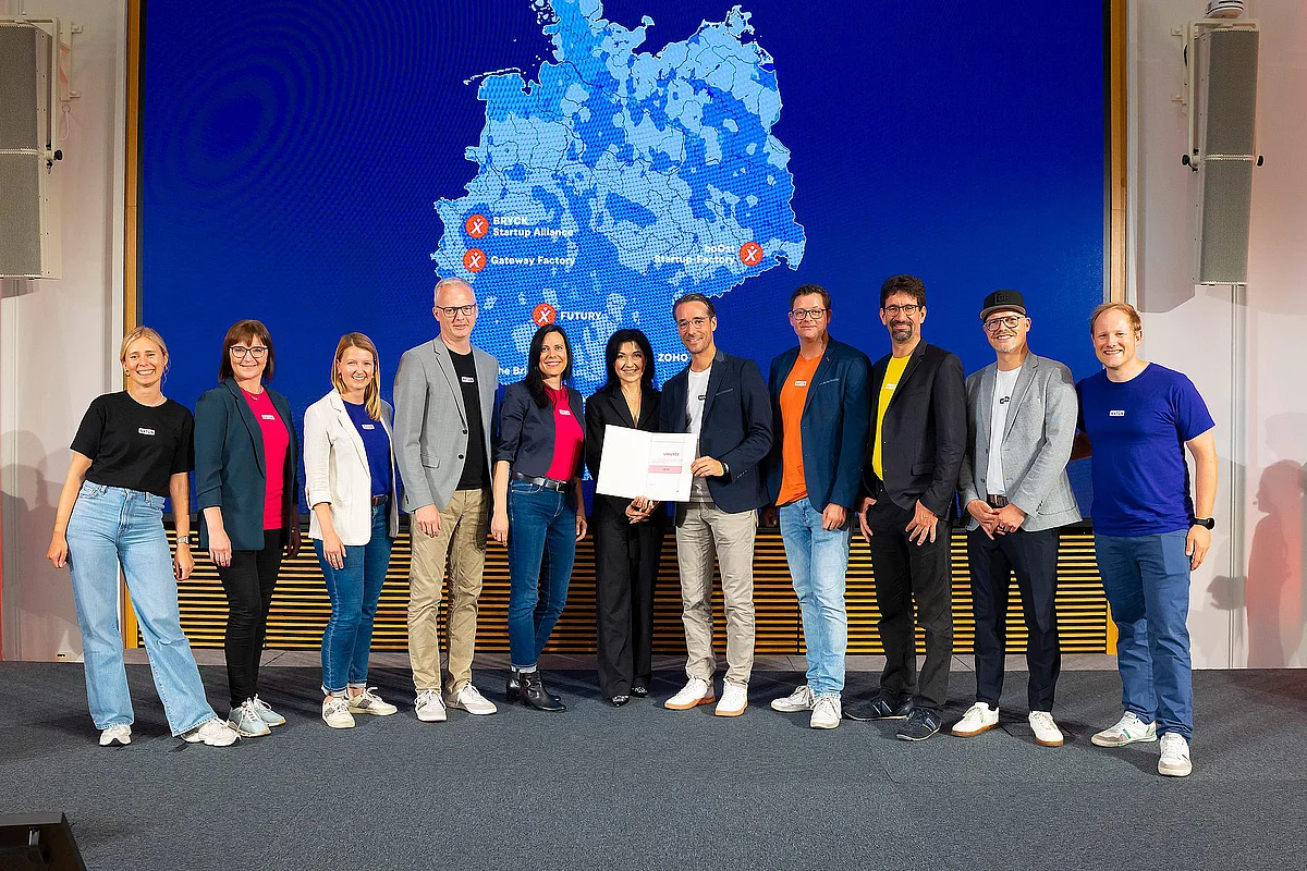 Gruppenbild des NXTGN-Konsortiums mit Wirtschaftsministerin Katherina Reiche