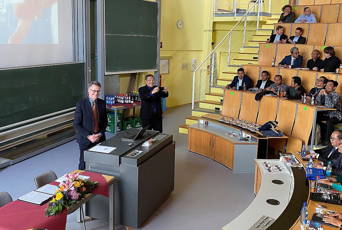 Begrüßung der indonesischen Delegation durch Prof. Carl Krill 