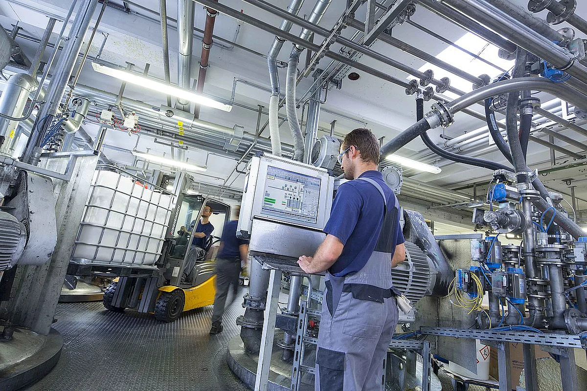 Zwei Arbeiter in einer digitalisierten Fabrik