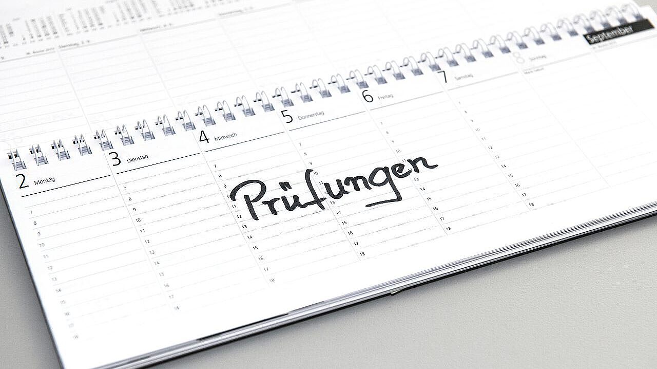 Kalender mit dem Wort Prüfungen - Prüfungstermine