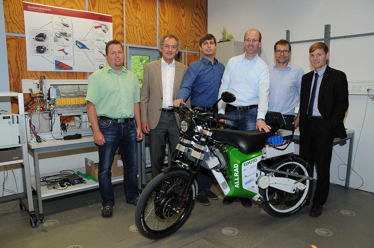 (Foto: Thomas Löffler / Uni Ulm, MRM): Freude über den erfolgreichen Projektabschluss (v.l. ): Martin Werz, Dr. Achim Wohnhaas (beide GIGATRONIK Technologies), Matthias Baumann, Dr. Michael Buchholz (beide Universität Ulm, Institut für Mess-, Regel- u