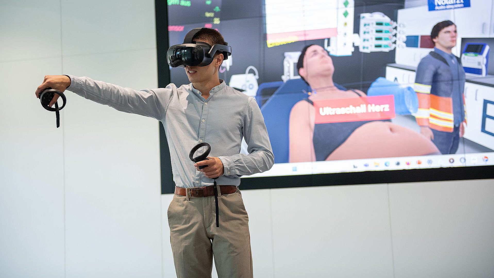 Studierender absolviert eine Übung im VR-Schockraum