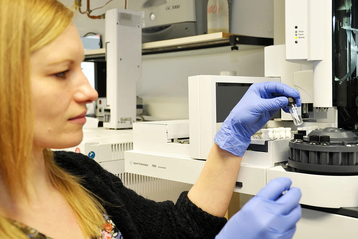 Doktorandin Katharina Engel am Gaschromatographen