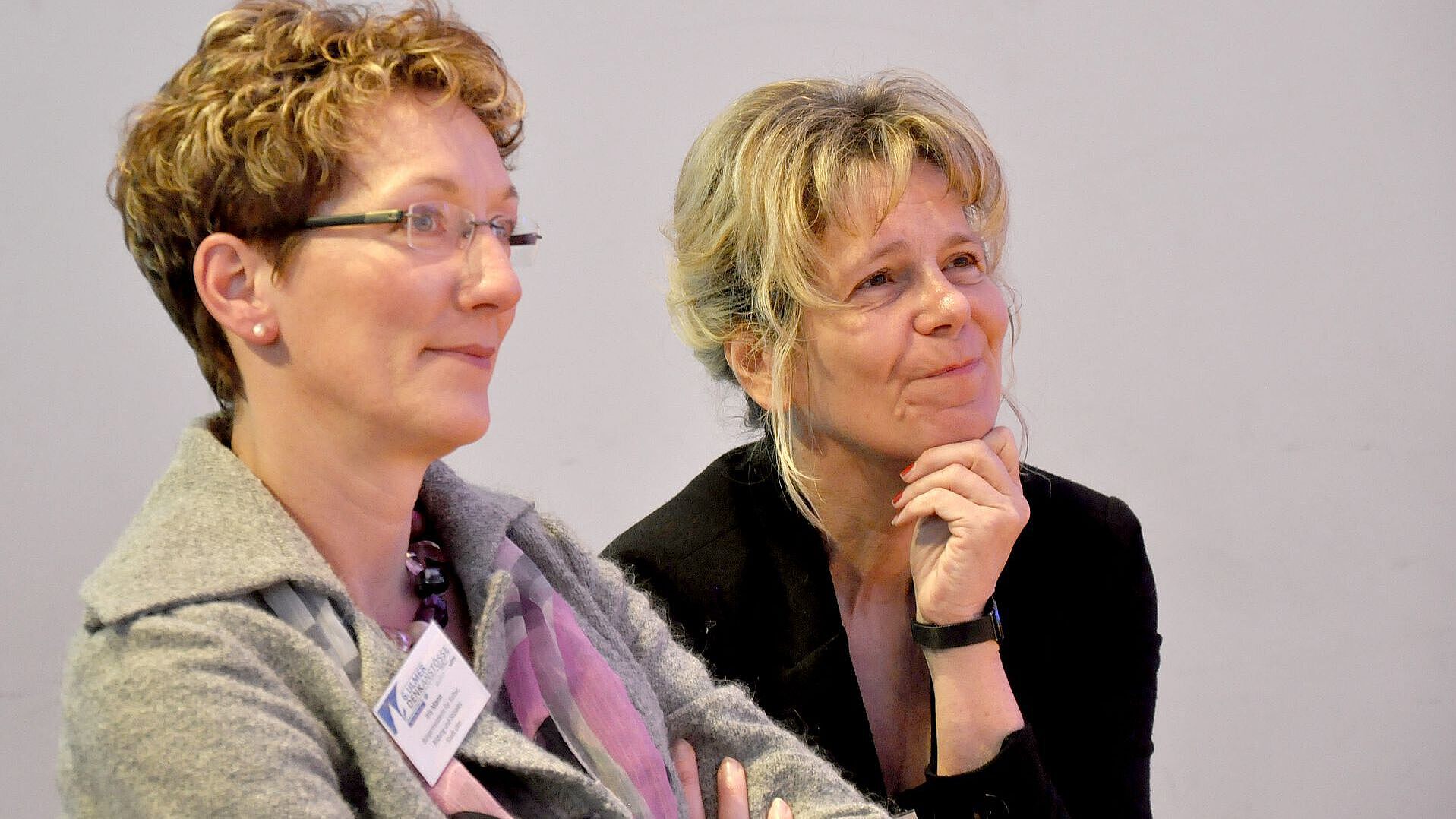 Gesichter zweier Frauen von der Seite