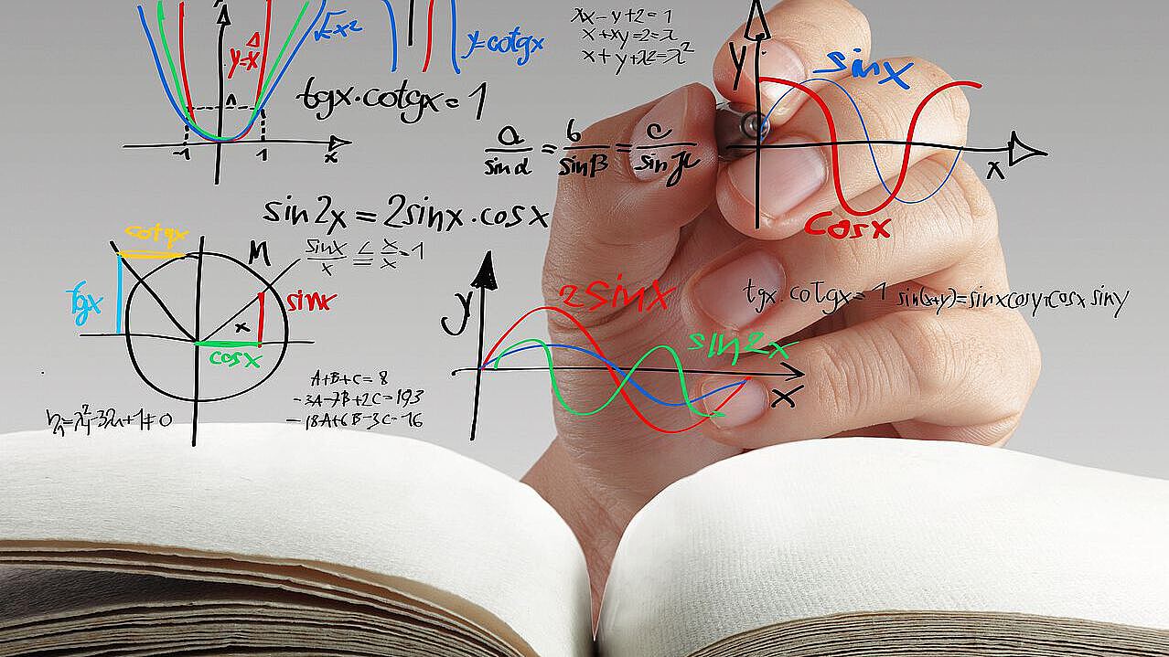 Mathematischen Formeln in der Luft über aufegschlagenem Buch