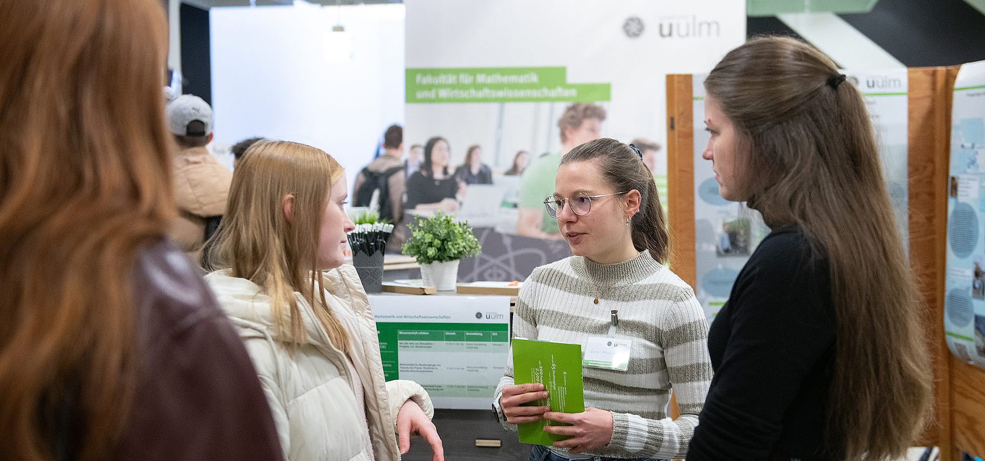 Studierende beraten Schüler*innen am Studieninfotag 2025