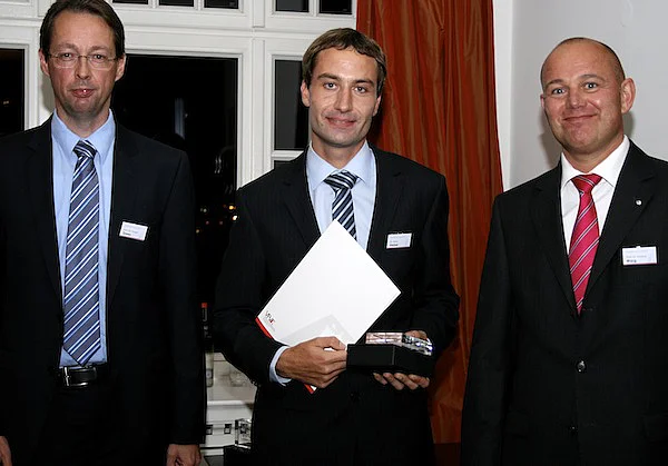 Auf dem Bild v.l.n.r.: "Prof. Dr. Holger Drees, Dr. Peter Hieber, Prof. Dr. Markus Warg bei der Preisverleihung in Hamburg." (c) VFVH
