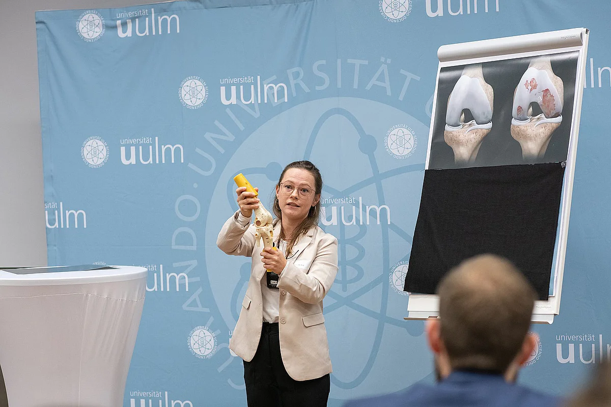 Luisa de Roy pitcht sich mit ihrem Vortrag über Kniearthrose auf den 2. Platz beim Science Slam