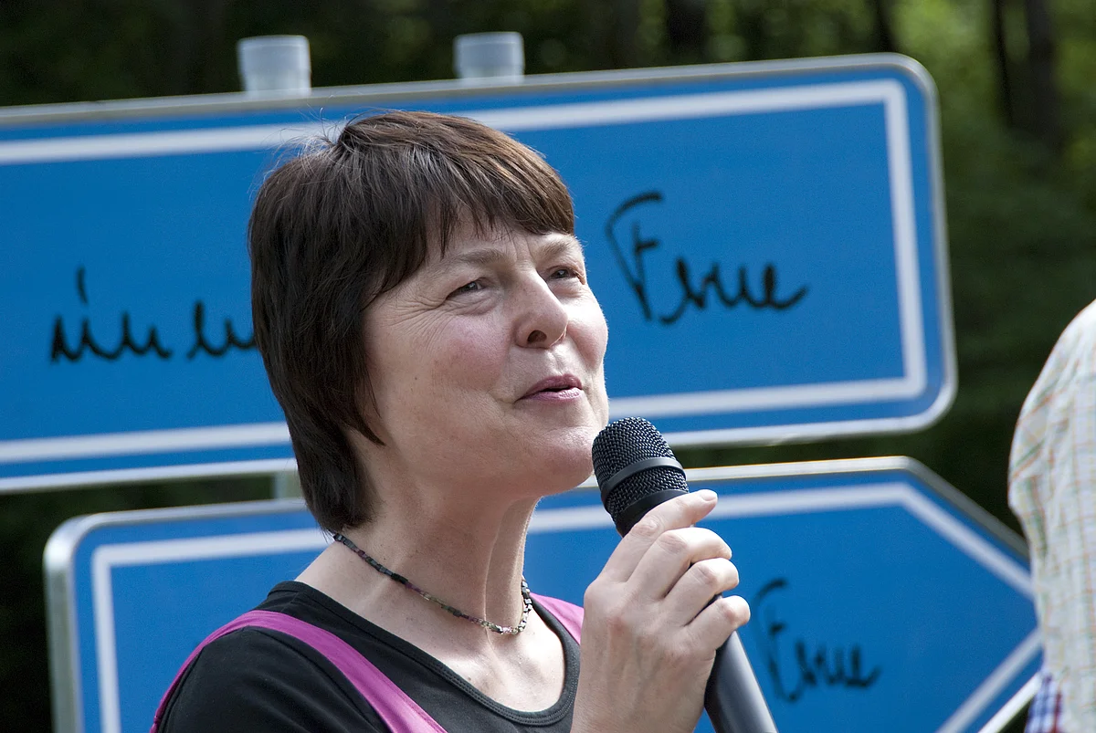 Wegweiser führen durch die Ausstellung der Konzept-Künstlerin Dr. Marlies Obier 
Am „Literarischen Ort“ stärkten sich die Besucher der Ausstellungseröffnung „Was ich in meinem Garten fand“ mit Sekt und Knabbereien. 